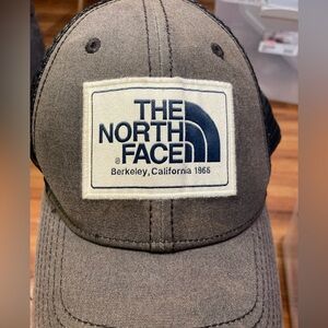 THE NORTH FACE “Berkeley California 1966”Trucker Hat Two Tone Grey / Black Mesh